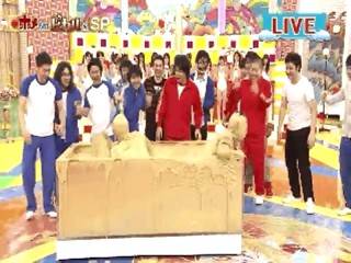 Japanese girl dunk in golden slime!