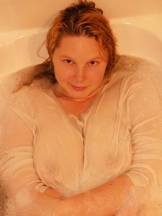 Lori takes a bubblebath